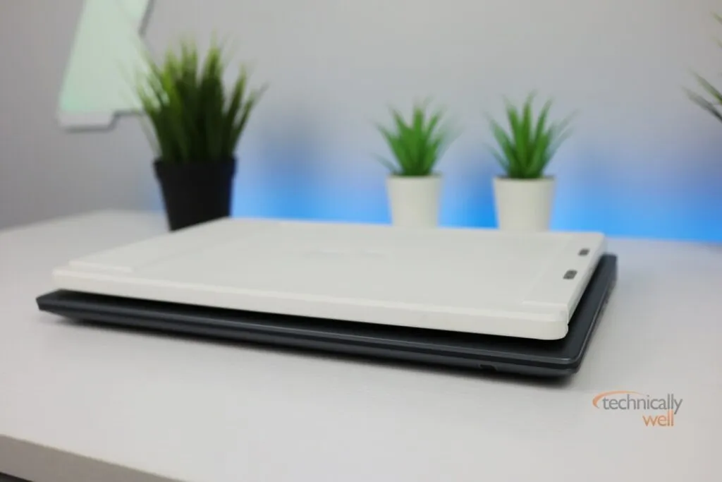 Mobile Pixels Duex Lite monitor mounted on a Dell Chromebook